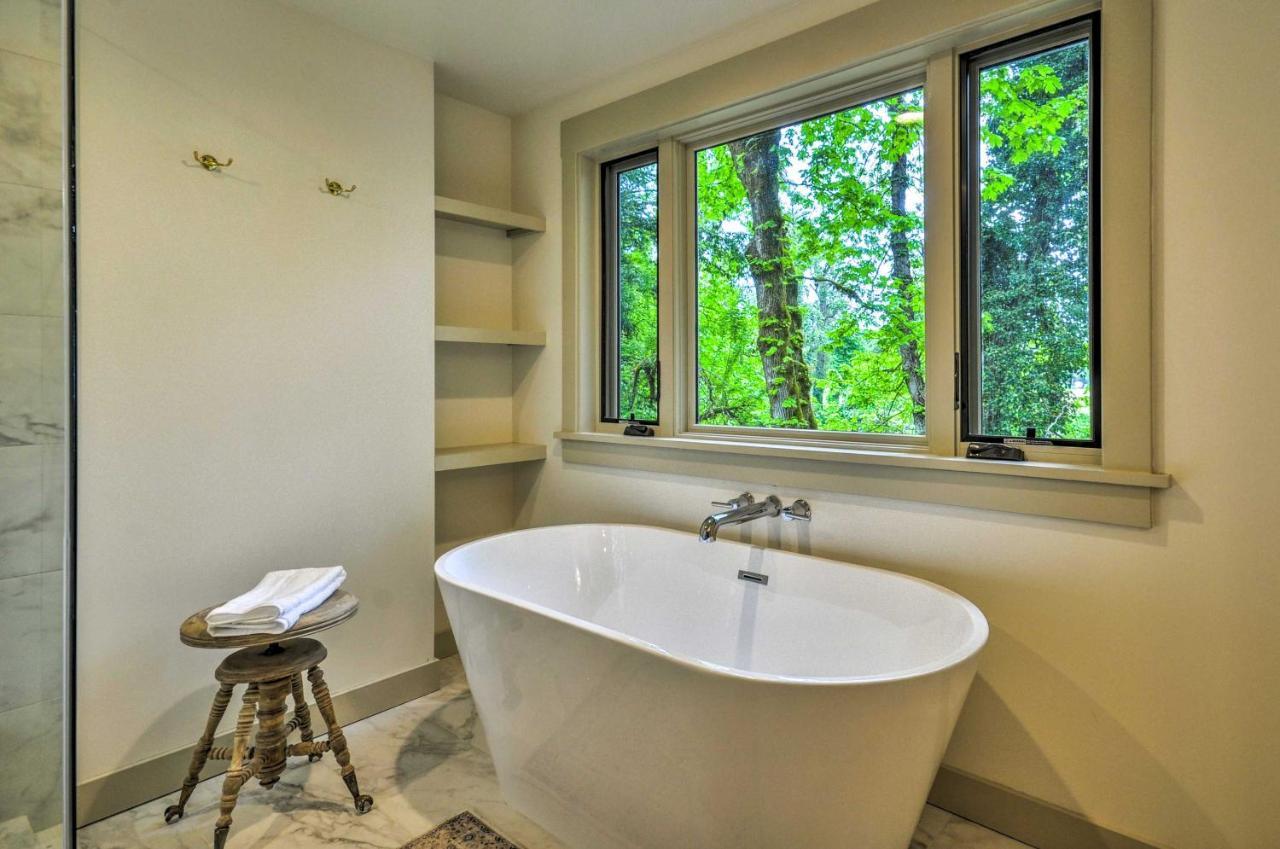 Peaceful And Elegant Cottage With Riverside View โอเรกอนซิตี้ ภายนอก รูปภาพ